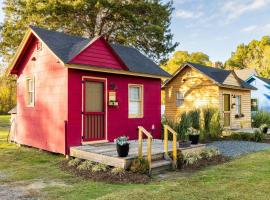 Red House Tiny Home，位于开普查尔斯的小屋