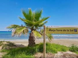 Apartamento en primera línea de playa con vistas，位于卡瓦内斯的酒店