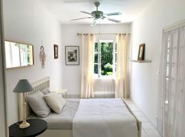 Maison de ville confortable avec piscine，位于蓬的酒店