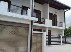 Full 5BR House For Rent Colombo，位于皮利亚恩达拉的酒店
