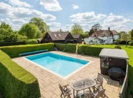 6 Bed Countryside Mansion With Tennis Court & Swimming Pool with Parking
