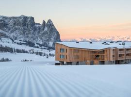 ICARO Hotel，位于阿尔卑斯休斯山梅兹第滑雪缆车附近的酒店