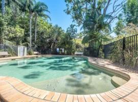 Coconuts - 3 bedroom 3 bathroom townhouse with tennis court，位于尼尔森湾的酒店