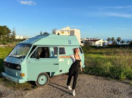 Rent a BlueClassics 's campervan vw T3 in Algarve au Portugal,，位于波尔蒂芒的酒店