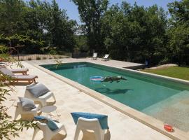 Mas de la Chêneraie Blanche, Maison de vacances avec piscine en Luberon，位于鲁西永的酒店