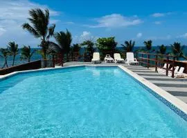 Lovely Beachfront 2 bedrooms condo with 2 pools