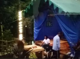 Glamping Kalimarno Wonosalam，位于Tukum的豪华帐篷营地