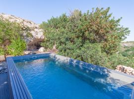 POOL & SPA - wellness VILLA St Martin，位于Mġarr的酒店