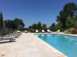 "Le gite du Petit Guilhem" Près Bordeaux Maison classée 4étoiles Meublé Tourisme piscine parc étang，位于Anglade的度假屋