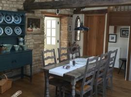 3 BEDROOM 5* BARN CONVERSION COTSWOLDS，位于奇平诺顿的酒店