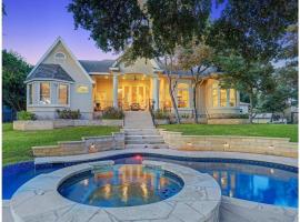 Luxury Lake House w/ Heated Pool & Multiple Spas，位于Leander的酒店