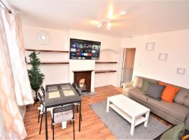 Lovely 3 Bedroom House Dagenham，位于达格纳姆的酒店