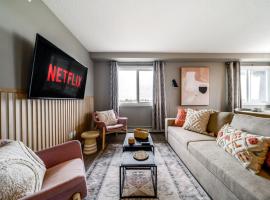 Peaceful Oasis Condo, AC, Top Floor, Secure UG Parking, Balcony, King Bed!，位于埃德蒙顿的酒店