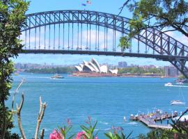 Spectacular Views of Sydney Harbour with Free Parking，位于悉尼悉尼月神公园附近的酒店