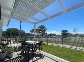 Quarterdeck Lakes Entrance 2br *Waterfront* Apartment，位于莱克斯恩特伦斯的公寓