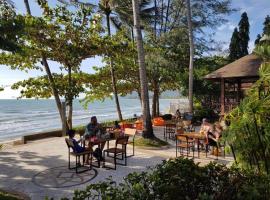 Chill Inn Lipa Noi Hostel and Beach Cafe，位于苏梅岛苏梅岛尼基海滩附近的酒店