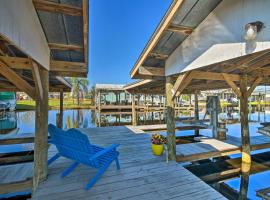 Sunny Waterfront Welaka Home with Private Dock!，位于Satsuma的酒店