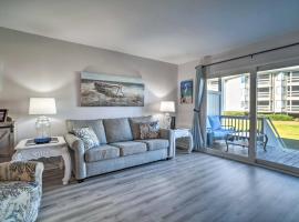 Steps to Pool and Beach St Helena Island Escape!，位于Oceanmarsh Subdivision的酒店