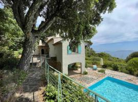 Villa „Sorbier“ mit Pool/ Meerblick an Côte d’Azur，位于勒·雷约尔·卡纳德尔·苏尔的度假屋