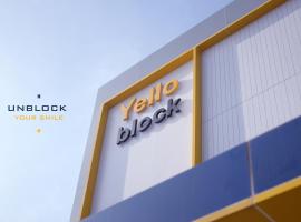 Yello Block Hotel，位于Amphoe Phon Thong的带停车场的酒店