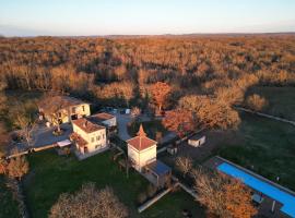 Domaine de Fangal, Pgeonnier 2p, maison 8p - piscine 25m - gîtes climatisés，位于Septfonds的酒店