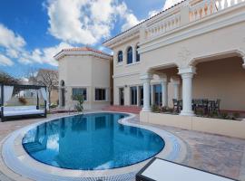 Maison Privee - Palm Jumeirah Beach Front XL Villa with Private Pool，位于迪拜的酒店