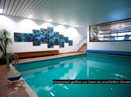 Mosel-Appartements Nehren，位于摩泽尔河畔的泽尔的带泳池的酒店