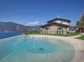 Villa Divina - APT Divina con piscina e vista lago，位于布伦佐内堡的酒店