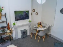 The Highfield Villa, 5 bedrooms, Northampton Centre, Sleeps 10