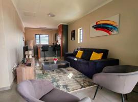 Modern 2 bedroom at Waterfall Ridge-Midrand，位于米德兰的酒店