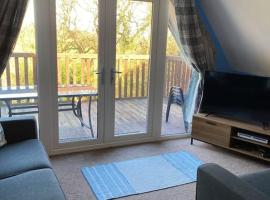 3 Bedroom Lodge with hot tub on lovely quiet holiday park in Cornwall，位于甘尼斯莱克的带停车场的酒店