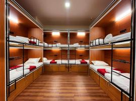 Rahul Men's AC Dormitory，位于纳威孟买的酒店