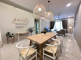 The Apple PREMIER CONDO three bedroom in MELAKA，位于马六甲马六甲河游船附近的酒店