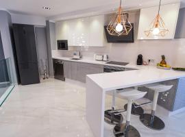 Luxury 2 bedroom apartment in Los Cristianos，位于洛斯克里斯蒂亚诺斯的酒店