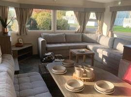 ParkDean Cherry tree holiday park Burgh castle，位于Belton的酒店