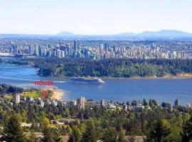 Great West Vancouver house with hot tub, across from beach & 10 mn to Downtown Vancouver