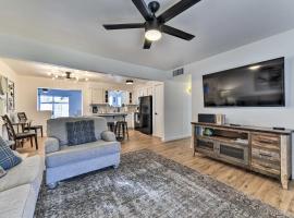 Downtown Gilbert Home with Fenced Yard and Fire Pit!，位于吉尔伯特的酒店