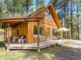 Marble Hideaway Cabin with Mountain Views and Deck!，位于Marble的酒店