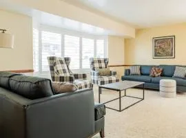 Spacious Stay near Airport, Downtown & Ski Resorts