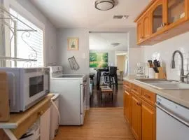 Cozy 2 Bedroom Home Minutes from Beach & Bars