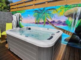 "Chez Claudia "charmant logement avec jacuzzi privatif en toute intimité sur belle terrasse extérieure en bois et piscine，位于Courcelles的酒店