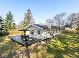 Cozy Home In Askø With Kitchen