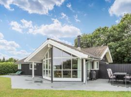 Awesome Home In Samsø With Kitchen，位于Nordby的带按摩浴缸的酒店