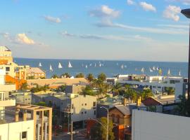StayCentral - Spacious Seaviews Port Melbourne，位于墨尔本的酒店