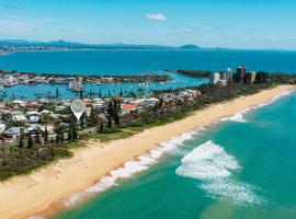 Beachfront Styled 2 BR Apt w Pool at Buddina，位于巴迪纳的酒店