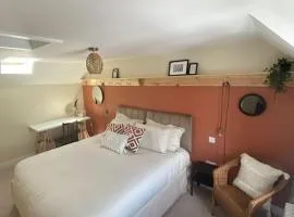 Wee Cottage - Super King bed!