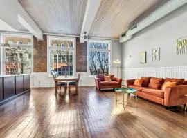 Elm St Retro Retreat- Downtown Close to Local Amenities