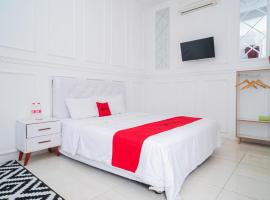 RedDoorz Syariah at Aura Homestay，位于Ponorogo的酒店