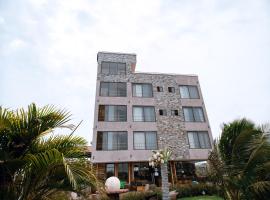 PLUS 33 HOTEL，位于Nungua萨库莫泻湖保护区附近的酒店