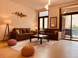 ONE 2BHK Elegant Apartment in Muscat Bay 03，位于马斯喀特的海滩短租房